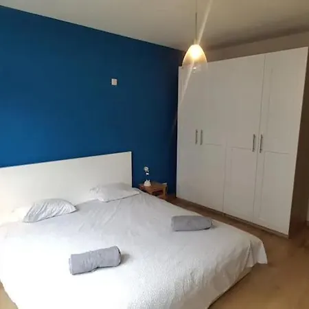 Entierement Renove Et Equipe De Deux Dans Le Quartier Schuman